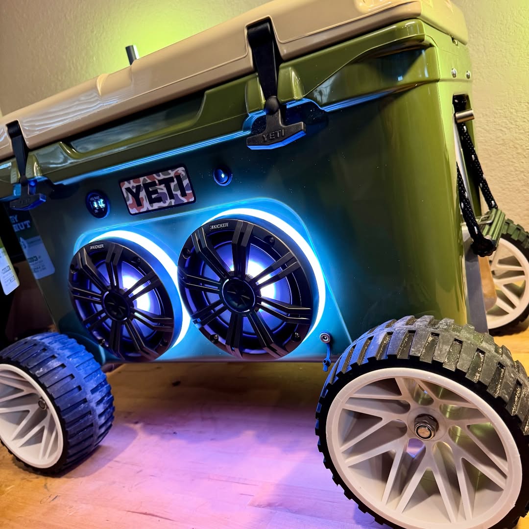 YETI Camo 45 cooler UK premium insulated cooler with Kicker audio system RGB LED rings Bluetooth amplifier outdoor camping cooler