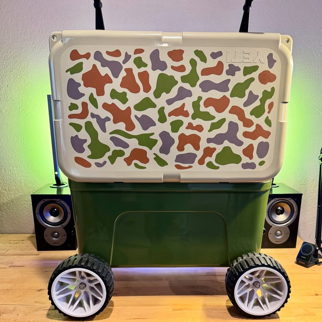 YETI Camo 45 cooler UK premium insulated cooler with Kicker audio system RGB LED rings Bluetooth amplifier outdoor camping cooler