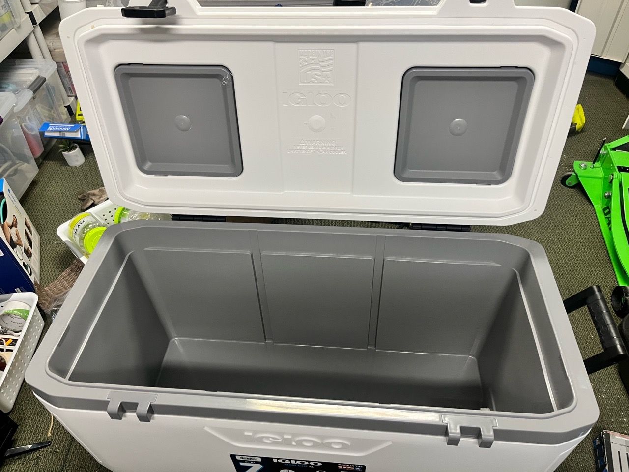 Igloo MaxCold XL 150QT Cooler UK White Brand New
