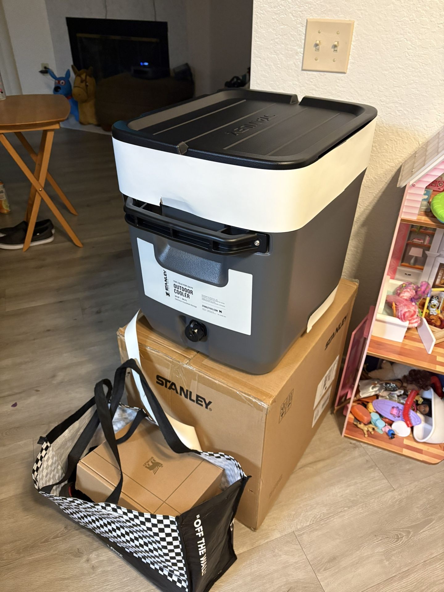 Stanley 30 QT Charcoal Cooler UK Brand New With Box