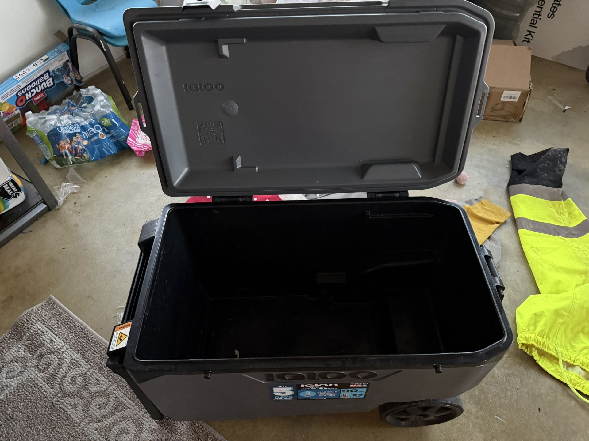 Igloo MaxCold Latitude 90QT Cooler UK Grey Wheeled Cooler