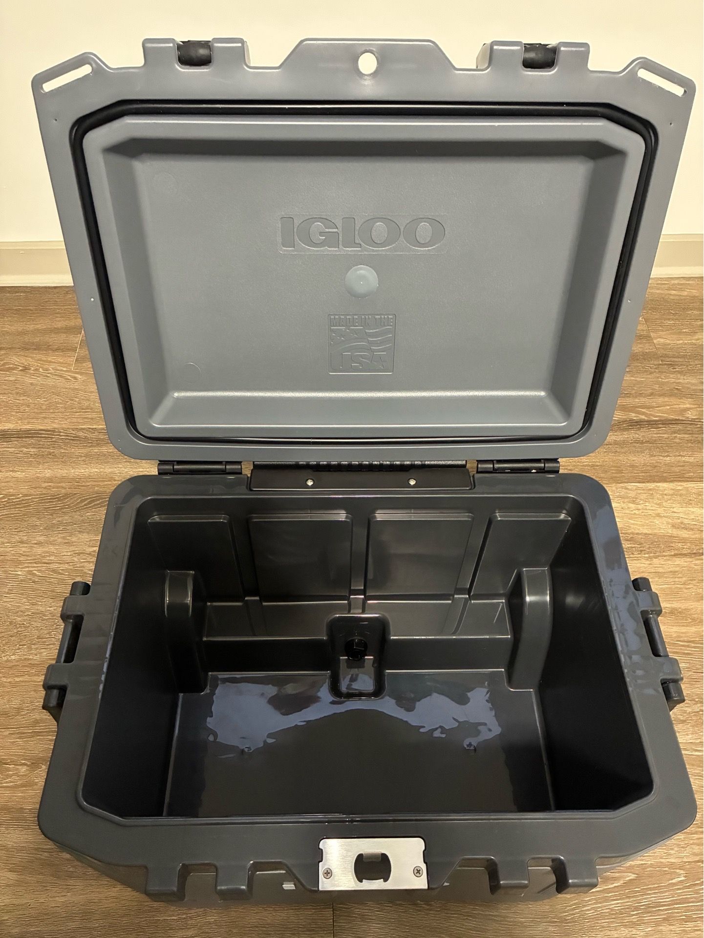 Igloo Trailmate 52 QT Wheeled Cooler UK Carbonite