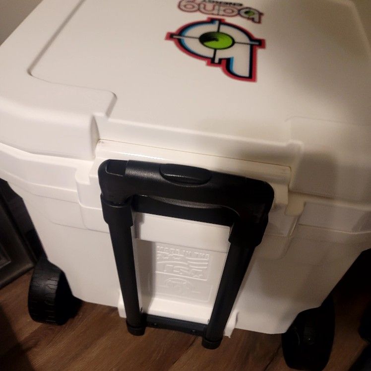 Igloo Bang Energy Rolling Cooler UK White Brand New